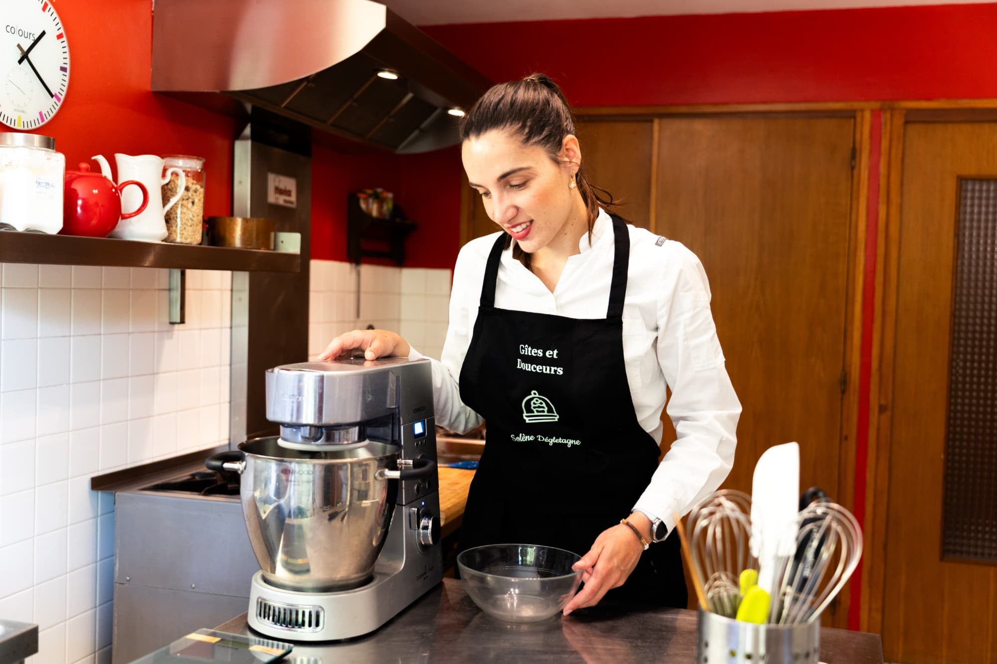 Solène, cheffe pâtissière, en cuisine